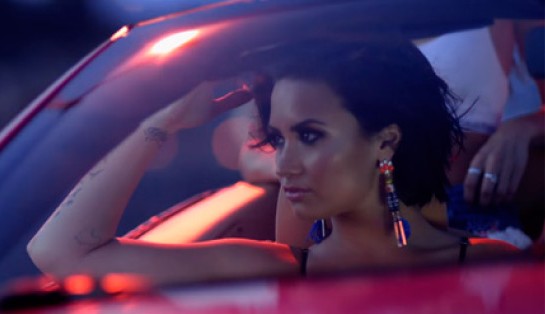 Demi Lovato volta às paradas com 'Cool For The Summer'