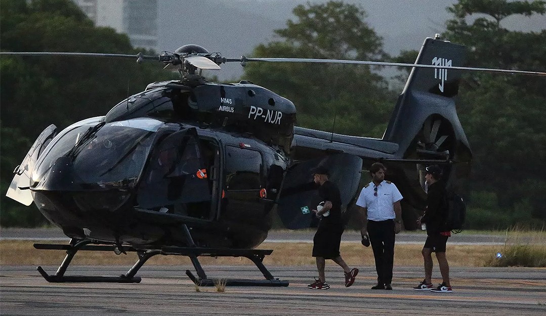 Neymar é visto a bordo de seu helicóptero no Rio de Janeiro