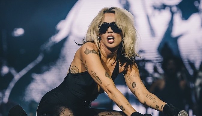 Lollapalooza 2022: Perfomance de Miley Cyrus conta com homenagem e participação inédita