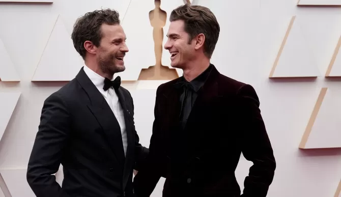 Jamie Dornan explica momento fofo com Andrew Garfield no red carpet do Oscar