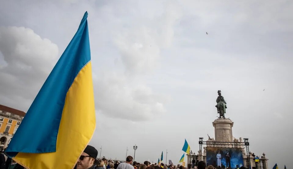 Ucrânia propõe postura neutra, e Rússia diz 'reduzir radicalmente' os ataques a Kiev