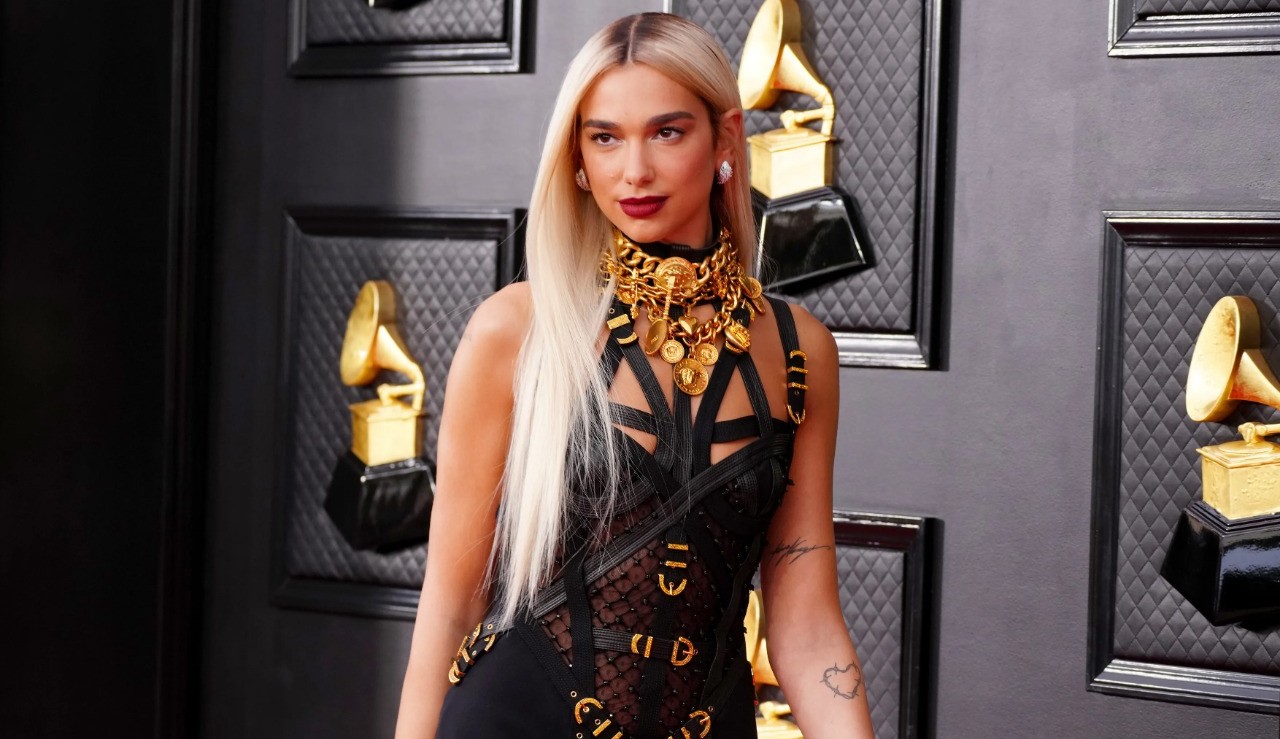 Dua Lipa surpreende com um look Versace no Grammy 2022