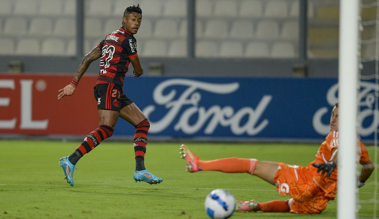 Fora de casa, Flamengo vence o Sporting Cristal por 2 a 0 em sua estreia na Libertadores