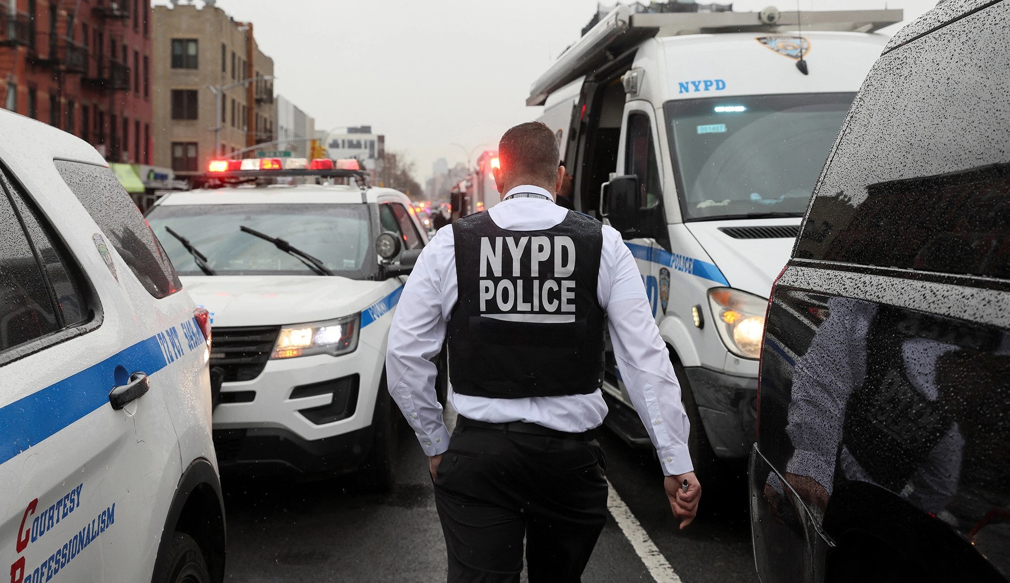 Suspeito de ataque em metrô de NY usava máscara de gás e fugiu, diz polícia