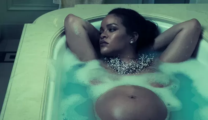 Para a Vogue, Rihanna fala sobre novo projeto musical e sua gravidez no meio da moda