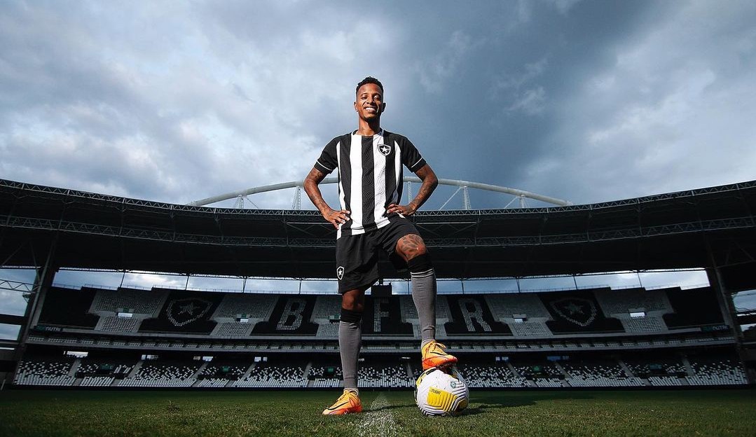 Botafogo contrata o meia Tchê Tchê