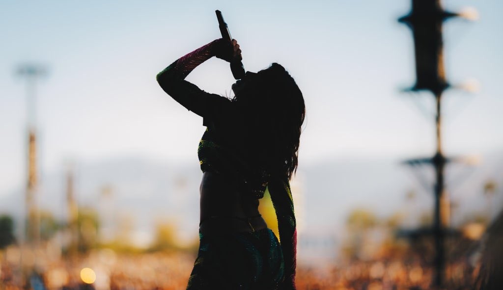 Anitta se apresenta no festival Coachella com visual extravagante