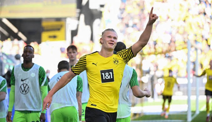 Borussia Dortmund goleia Wolfsburg por 6 a 1 e segue na briga do título alemão