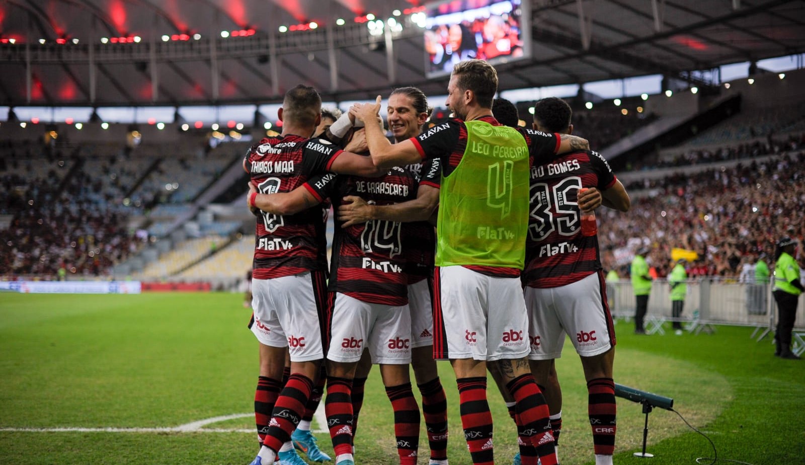 Com Maracanã lotado, Flamengo vence São Paulo pelo Brasileiro 