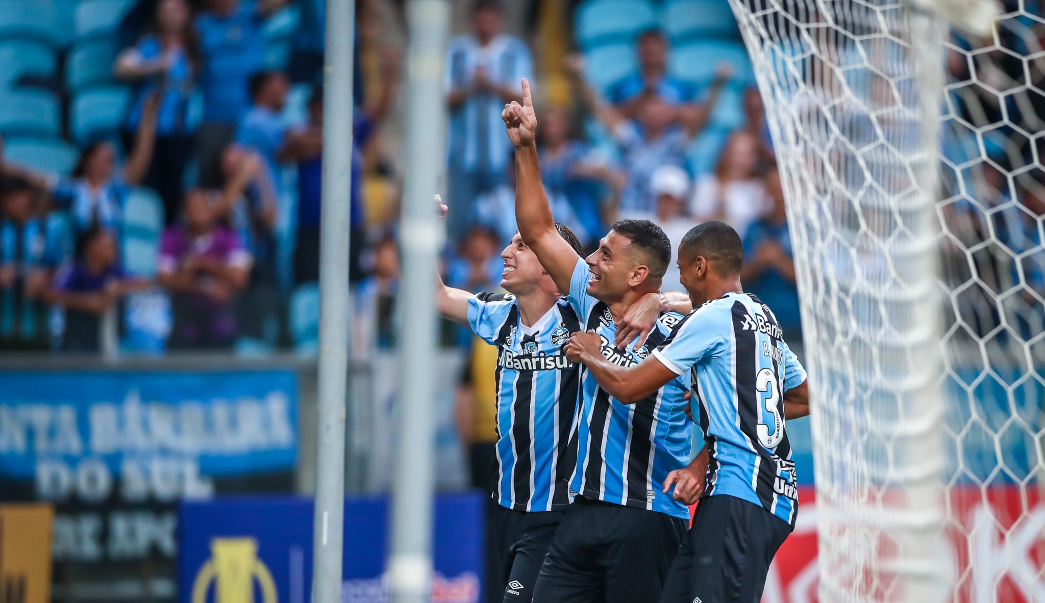 Com Hat-Trick de Diego Souza, Grêmio vence a primeira na Série B
