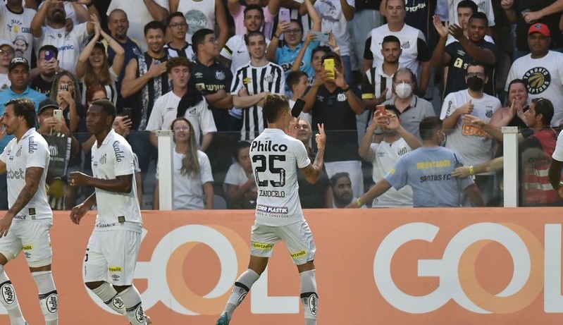 Com dois de Zanocelo, Santos vence o América-MG e assume a liderança do Brasileirão