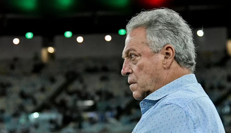Jogadores do Fluminense fazem homenagem em despedida de Abel