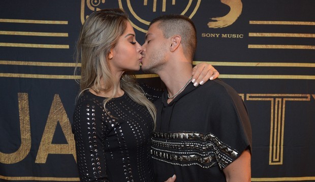 Arthur Aguiar aparece aos beijos com Maíra Cardi no show de Luan Santana