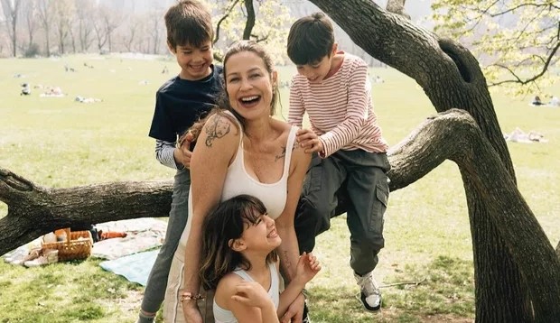 Luana Piovani faz ensaio com seus filhos no Central Park, em Nova York