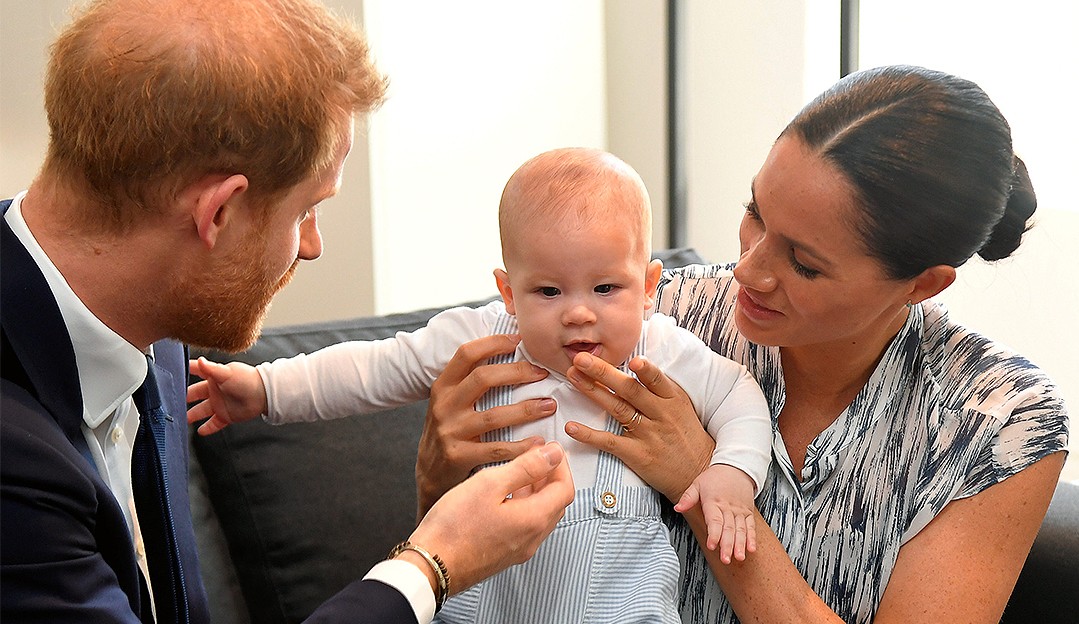 Archie, o primogênito de Meghan Markle e Harry, recebe felicitações da família real
