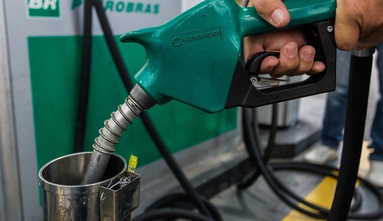 Preço da gasolina tem mais um recorde ao aumentar pela 4º semana seguida