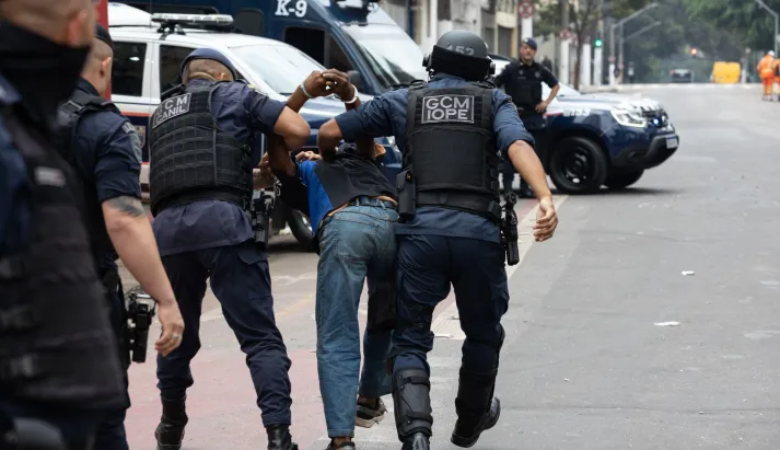 Usuários de drogas são detidos em operação contra o tráfico em SP