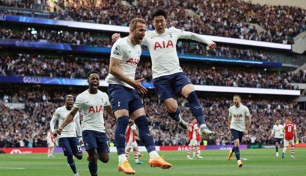 Kane marca duas vezes e Tottenham derrota Arsenal em confronto direto por vaga na champions 