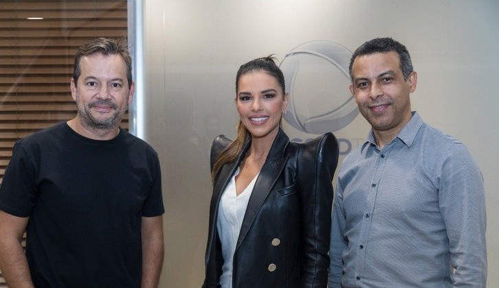 Mariana Rios assina contrato com a Record TV