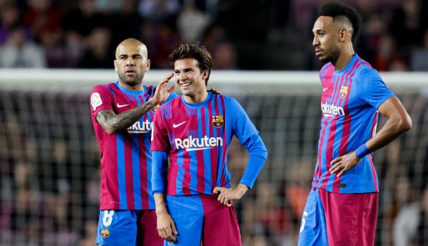 Dani Alves pode ter contrato renovado por mais seis meses, diz presidente do Barcelona