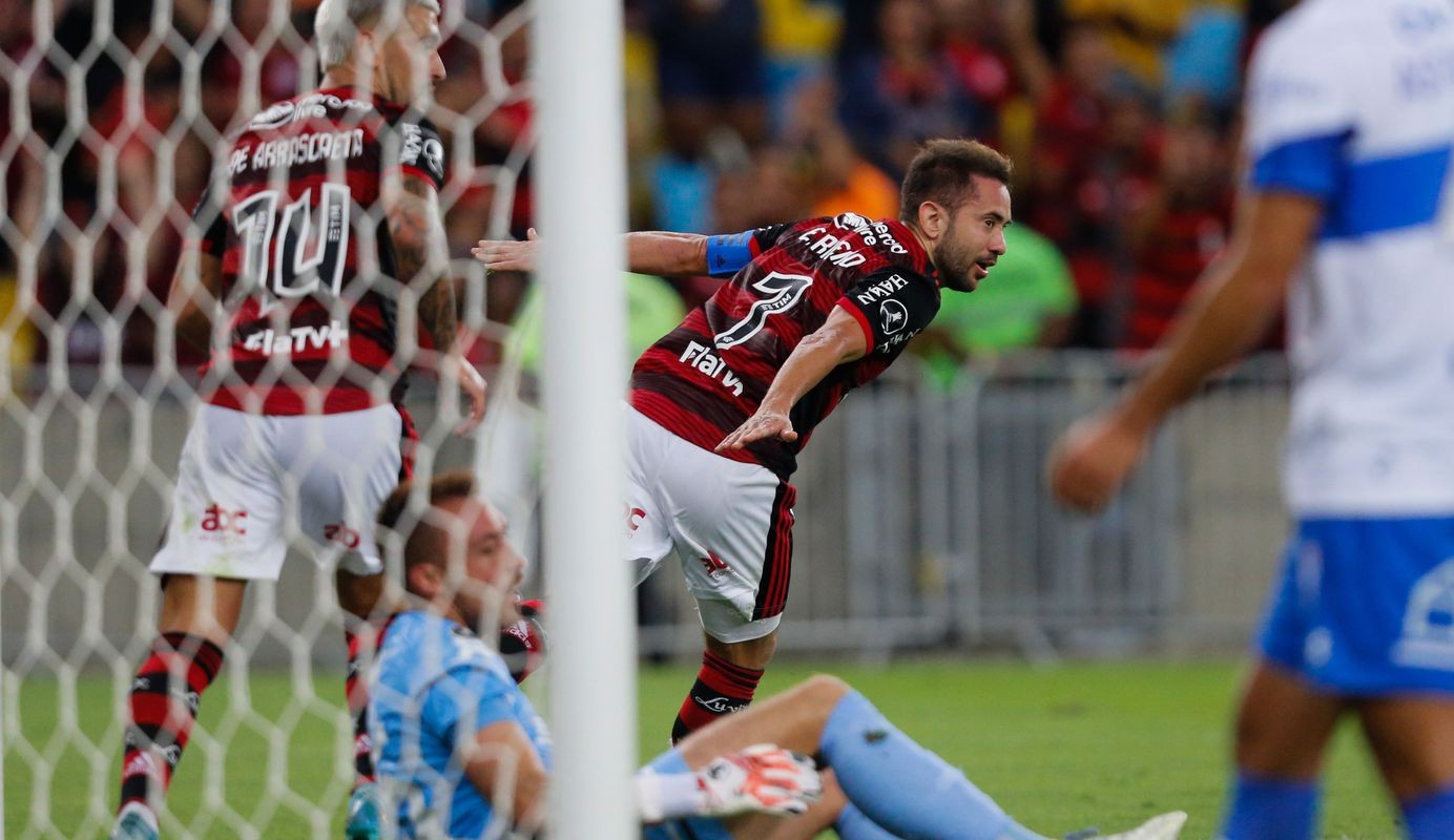 Flamengo derrota Universidad Católica e se classifica para as oitavas da Libertadores