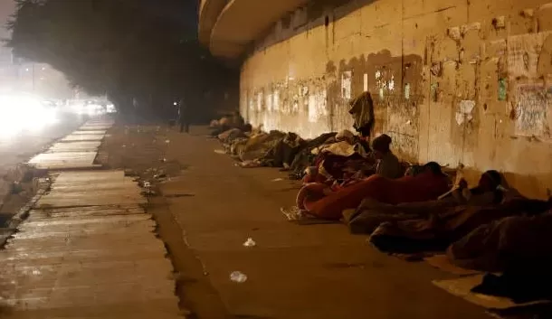 Moradores de rua reclamam pela falta de abrigo na cidade de São Paulo em período de frente fria intensa