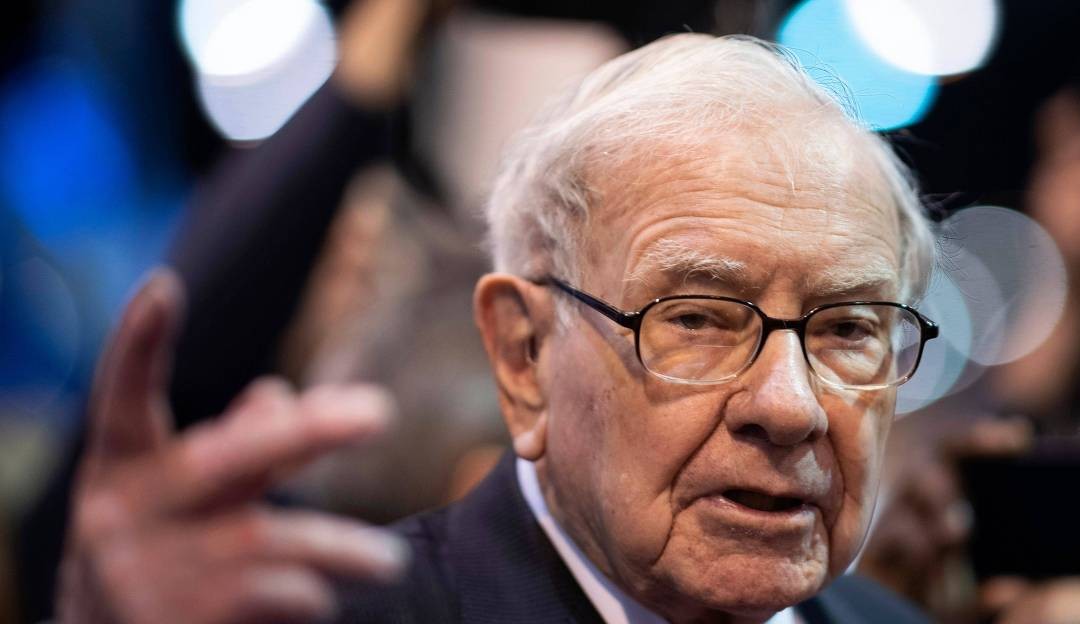 O megainvestidor e bilionário Warren Buffet investe R$253 bilhões em ações
