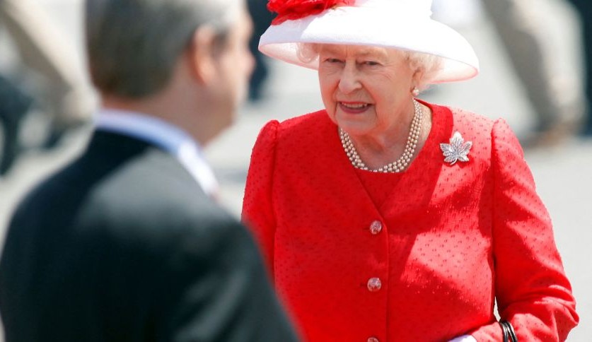 Confira o estilo fashion da rainha Elizabeth II