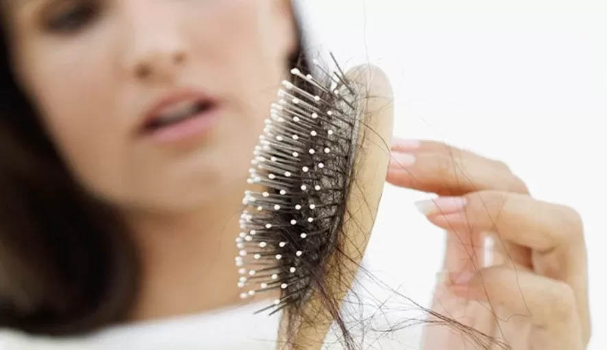 Jovens relatam queda de cabelo após o uso de xampu