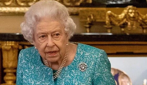 Rainha Elizabeth II recusa participar de cerimônia militar pela primeira vez em 70 anos