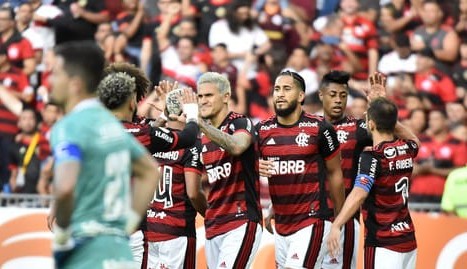 Flamengo vence Goiás mas sai de campo vaiado por maracanã lotado