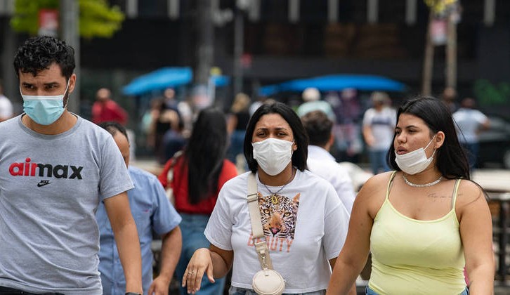 Cidades brasileiras voltam a recomendar uso de máscaras após alta nos casos de Covid