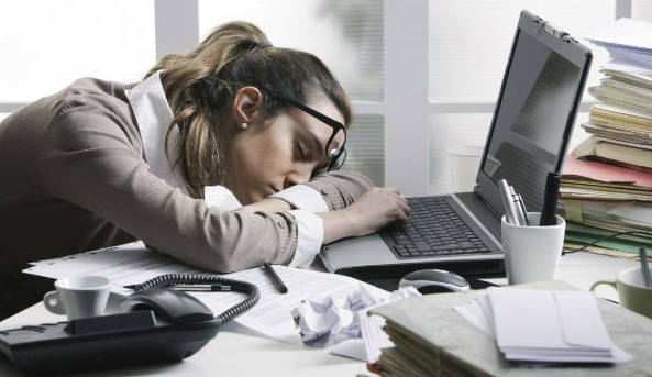 Exaustão e preocupação afeta o bem-estar no trabalho