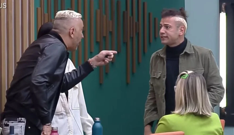 Power Couple: Durante discussão, Rogério joga água na cara de Cartolouco