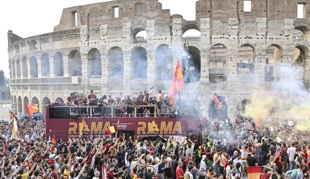 Jogadores e torcedores celebram vitória juntos em Roma