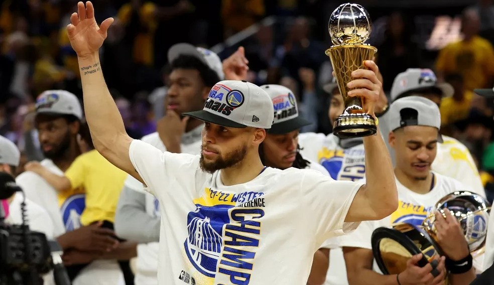 Curry ganha honras de MVP nas finais da Conferência Oeste e recebe elogios de Magic Johnson