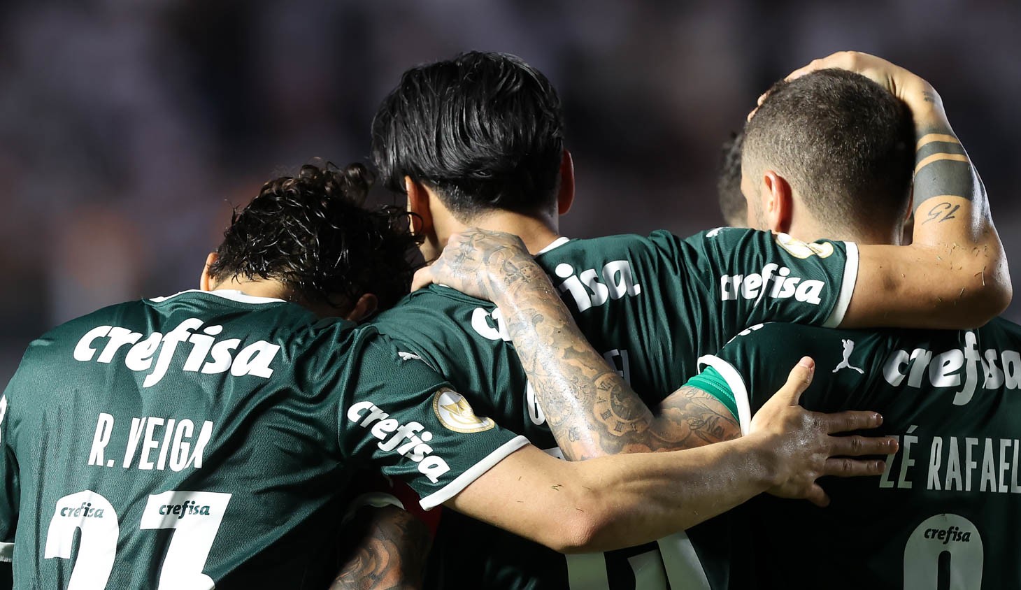Palmeiras vence Santos e assume liderança do Brasileiro