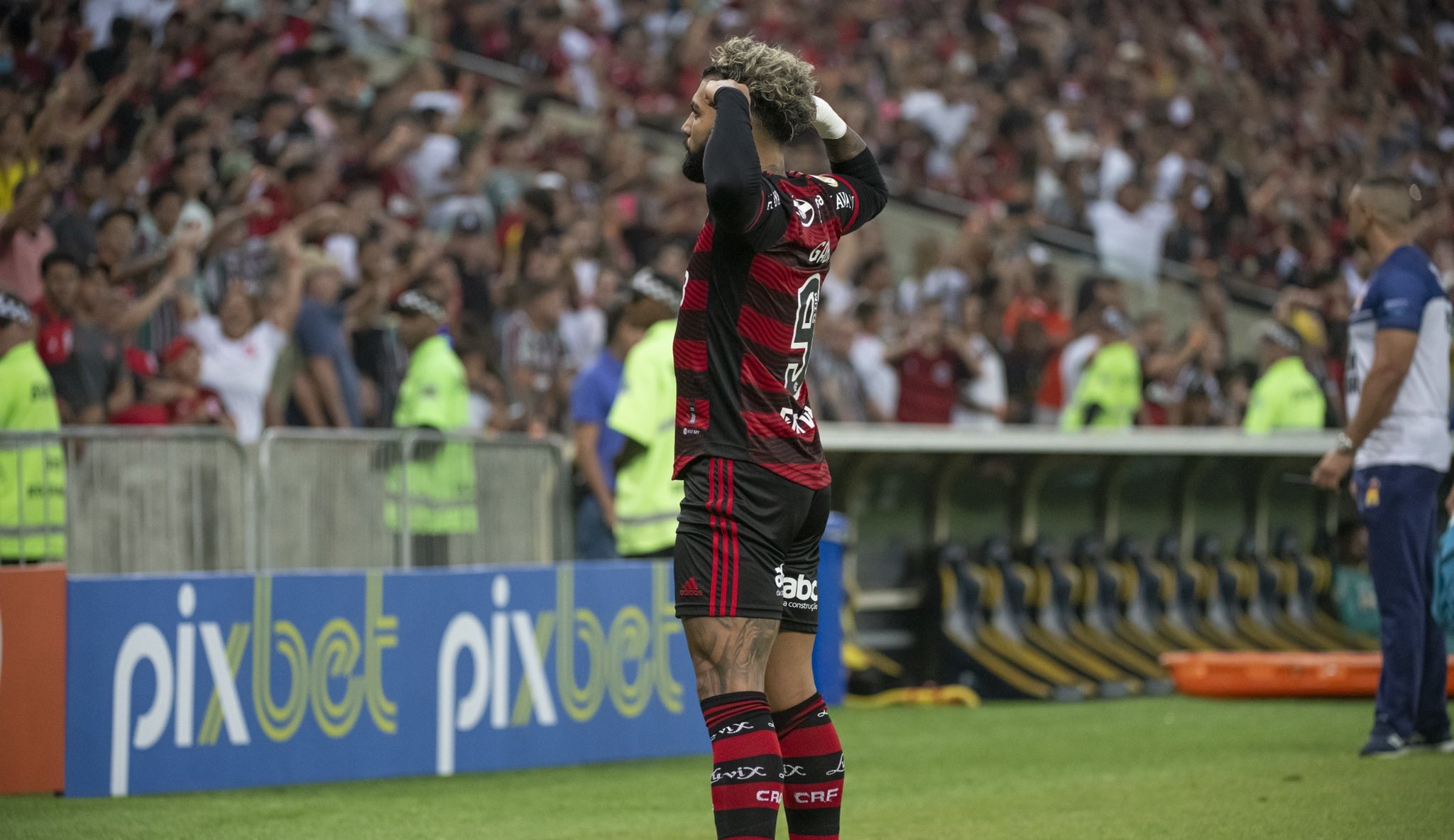 Gabigol marca e Flamengo vence Fluminense de virada no Maracanã