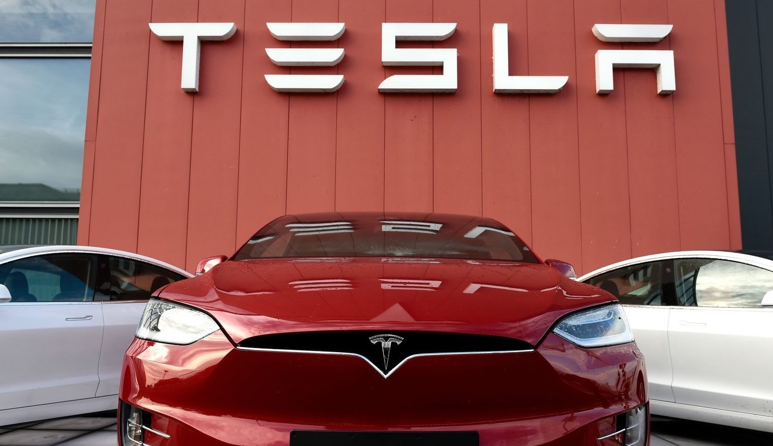 Tesla terá de prestar esclarecimentos após carro pegar fogo no Canadá