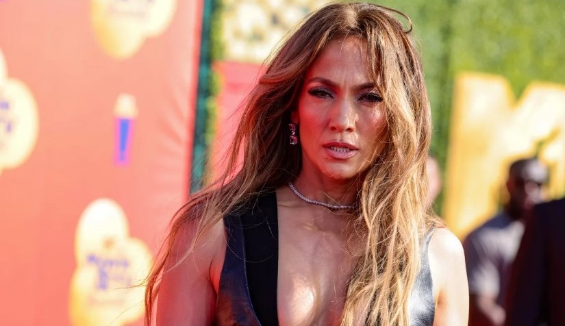 Saída casual de Jennifer Lopez com uma das bolsas mais caras do mundo