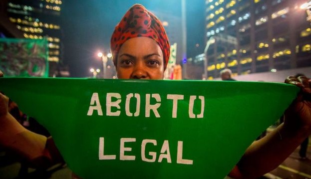 Quatro a cada 10 abortos legais no Brasil, são feitos fora das cidades onde a mulher mora, segundo SUS