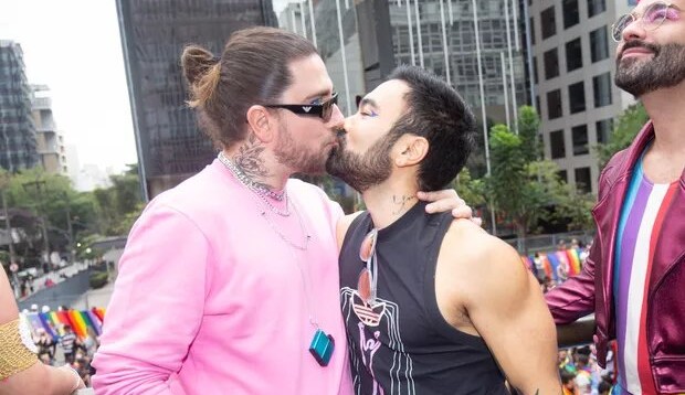 Beijos dos famosos na parada do orgulho LGBT+