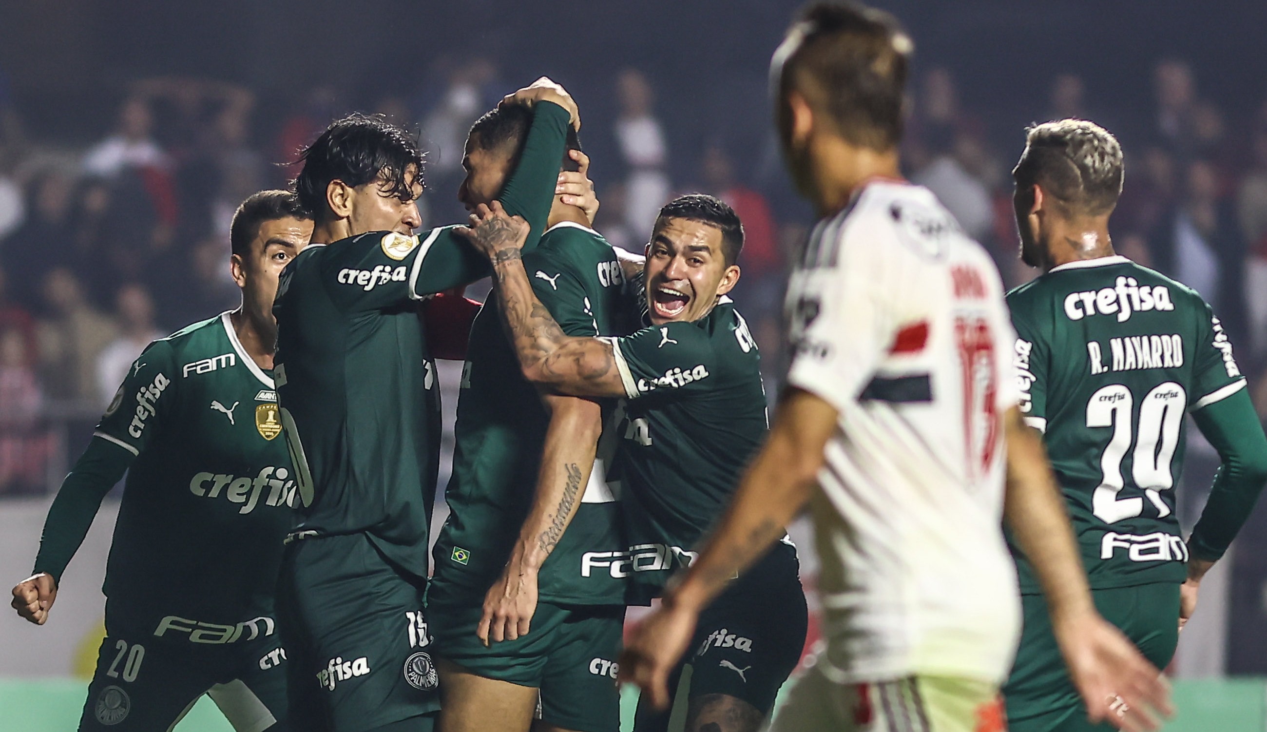 Palmeiras vence o São Paulo nos acréscimos e mantém liderança isolada no Brasileirão