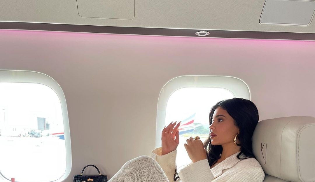  Kylie Jenner sofre duras críticas ao postar uma foto tomando café em seu jato particular