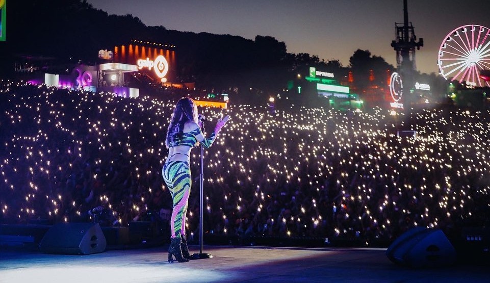 Anitta faz show no Rock in Rio Lisboa e leva família e namorado ao palco 