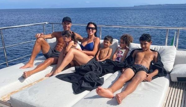Cristiano Ronaldo e família curtem férias em iate na Espanha
