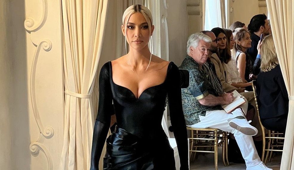 Balenciaga: Kim Kardashian estreia em desfile de alta-costura 