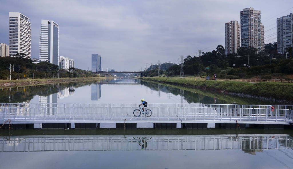 Rio Pinheiros ganha passarela flutuante exclusivo para ciclista 