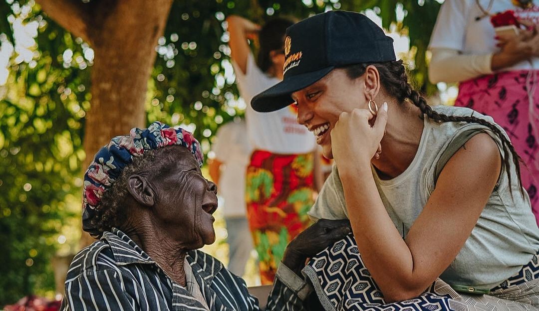 Rafa Kalimann se emociona em viagem missionária no Moçambique