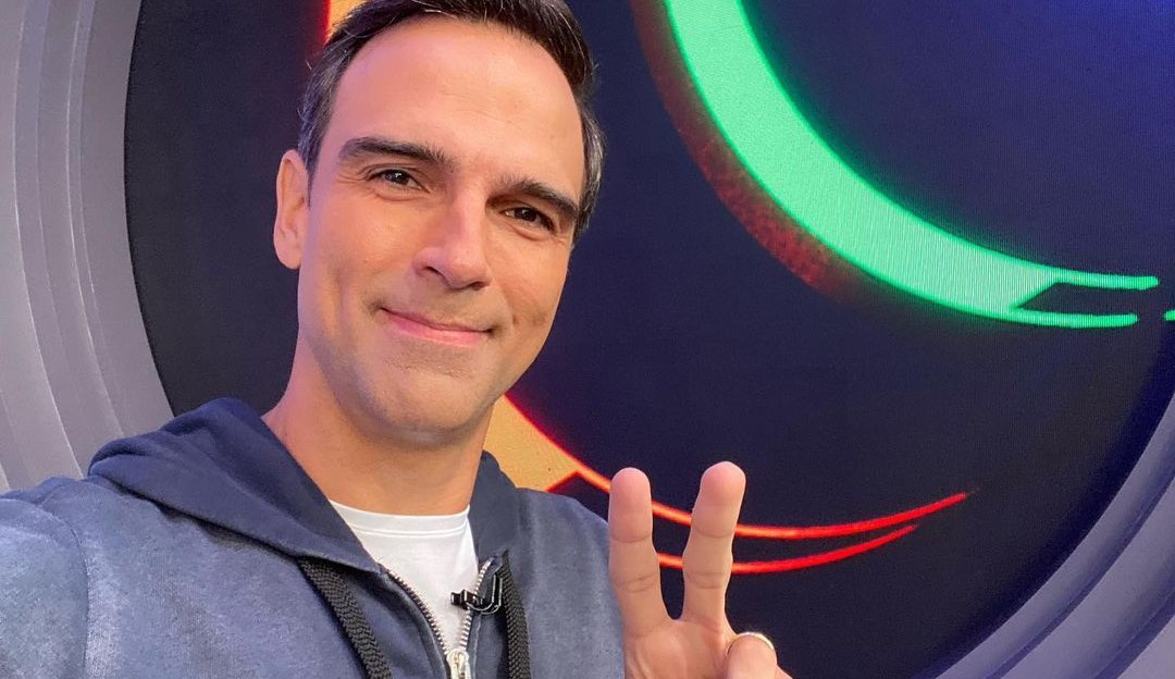 Após rumores, Globo confirma Tadeu Schmidt como apresentador do BBB23